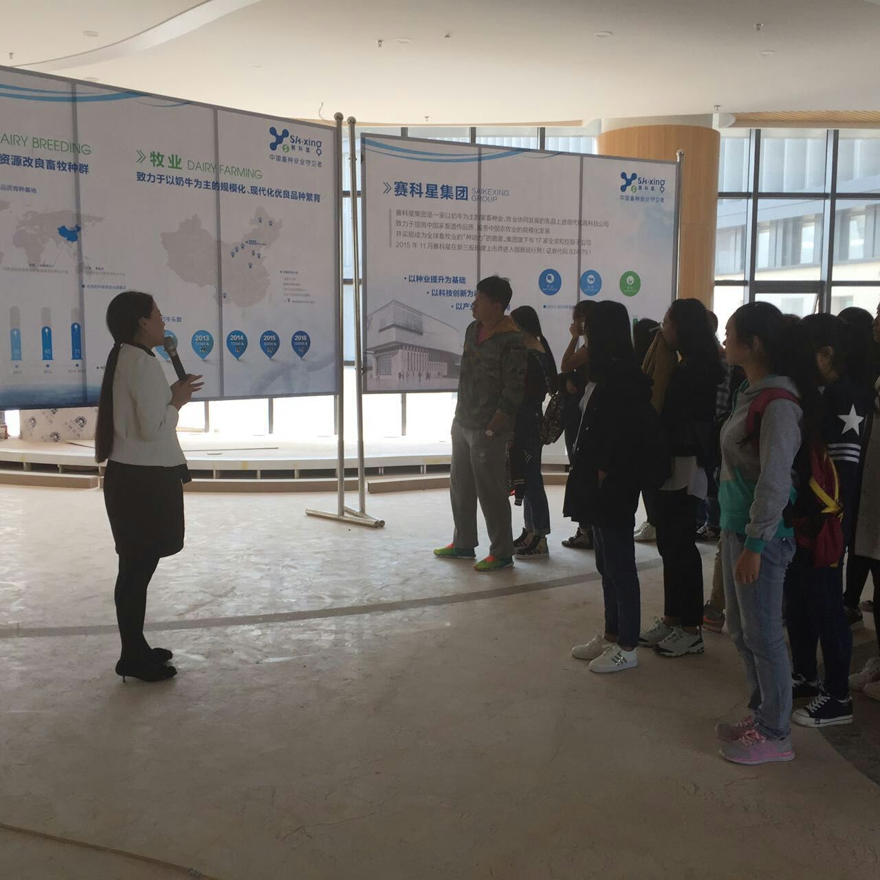 企业参观 动科院记者 摄